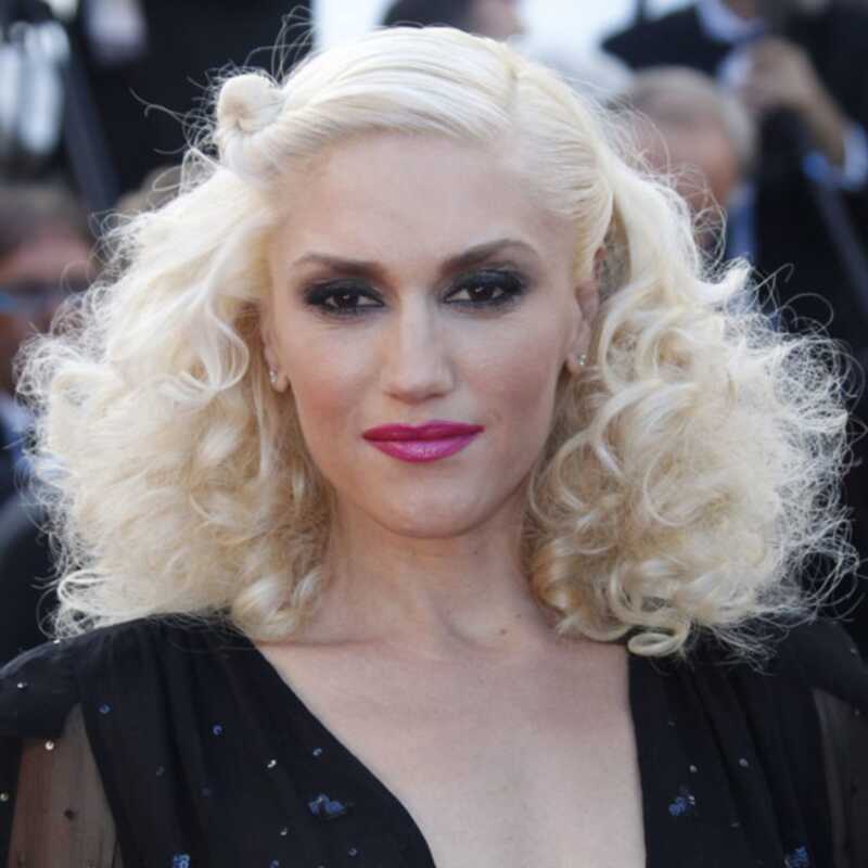 I ricci stretti di Gwen Stefani e le labbra rosa caldo a Cannes