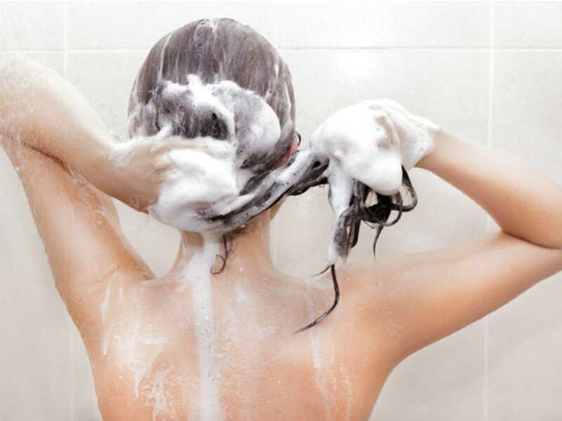 8 motivi per aggiungere uno shampoo chiarificante alla tua routine di capelli