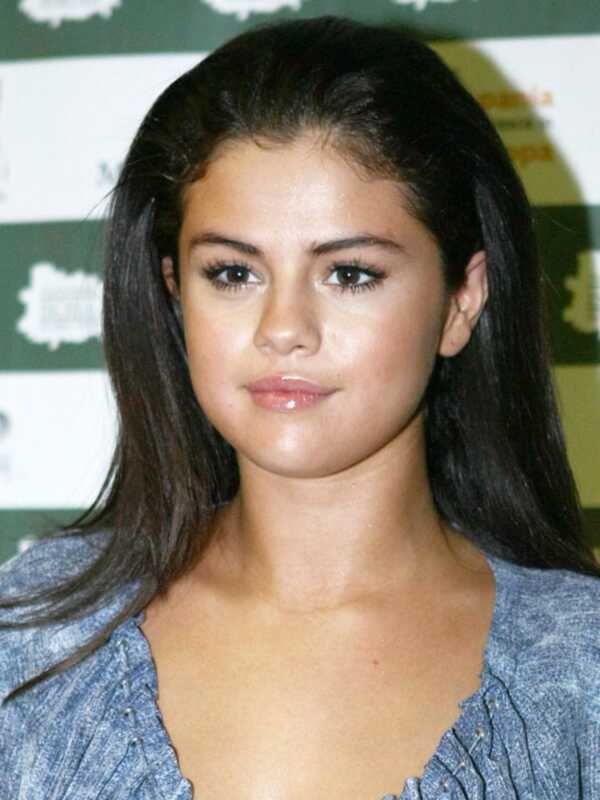 Unidea glam per toglierti i capelli dal viso, da Selena Gomez
