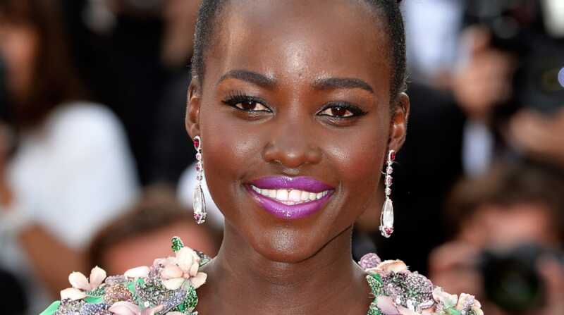 Trucco Lupita Nyongo: come ottenere le sue brillanti labbra rosa porpora