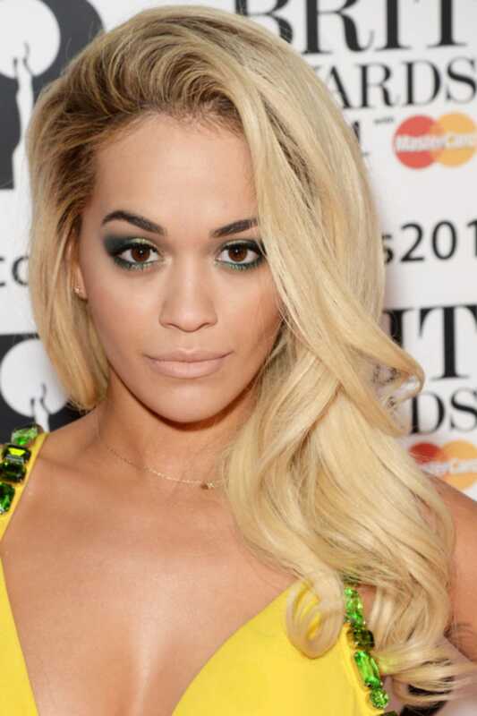 Brit Awards 2019: gli occhi verdi fumosi di Rita Ora
