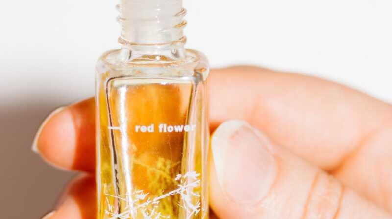 Rassegna di olio di profumo organico guaiaco fiore rosso