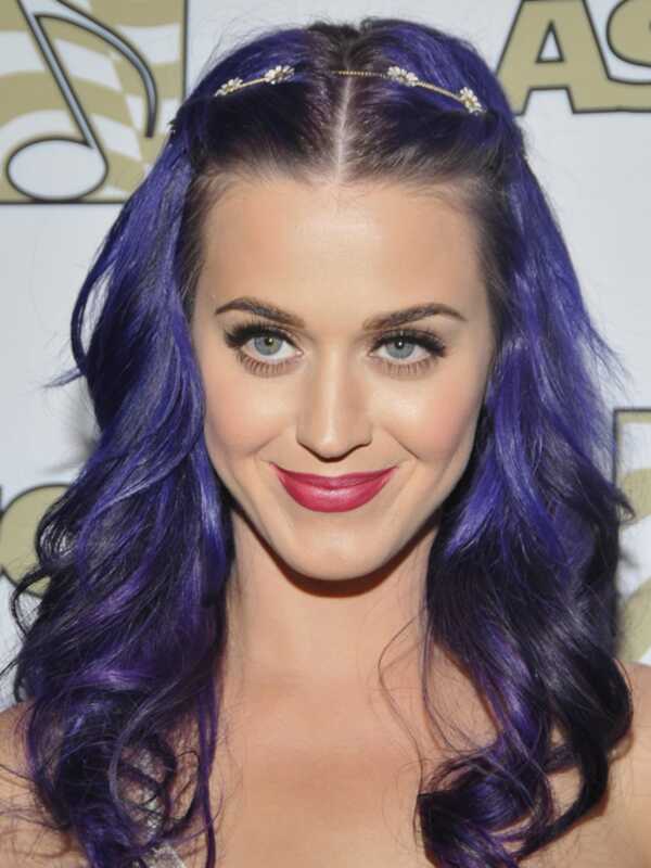 Katy Perry si tingeva i capelli di viola e Anne hathaway aveva un taglio di capelli corto