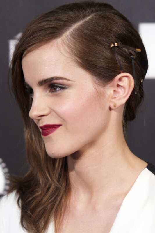 Lultima pettinatura di Emma Watson presenta pin Bobby visibili