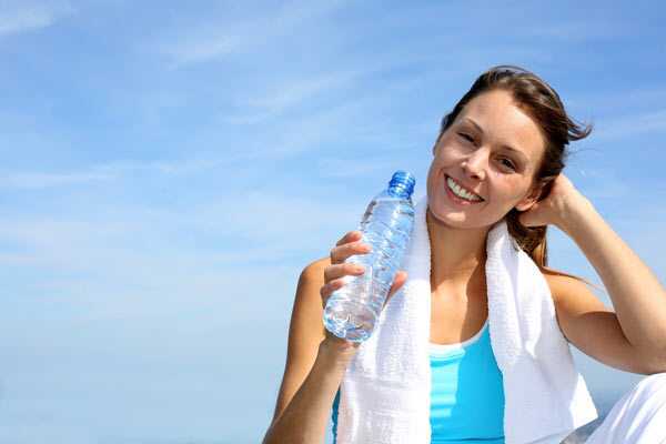 22 benefici incredibili dell'acqua per la pelle, i capelli e la salute
