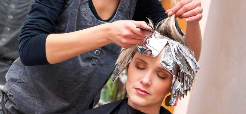 Che cosa è il trattamento dei capelli Cellophane e quali sono i suoi vantaggi?