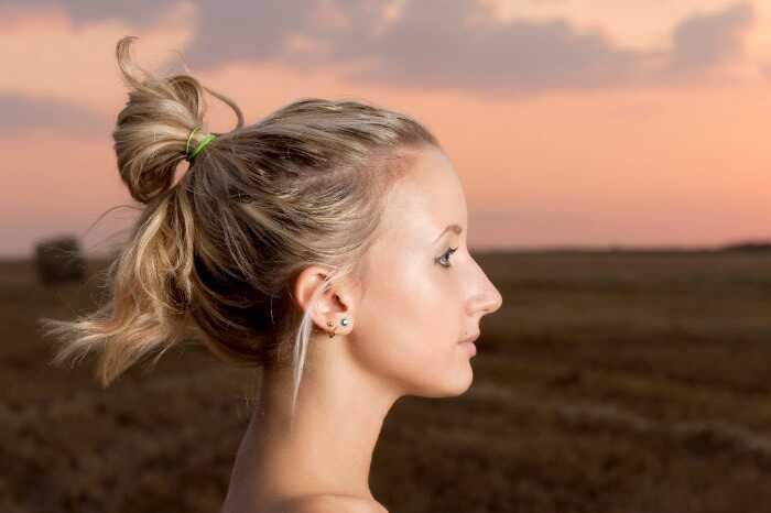 5 trucchi fantastici che possono darti i capelli splendidi durante la notte