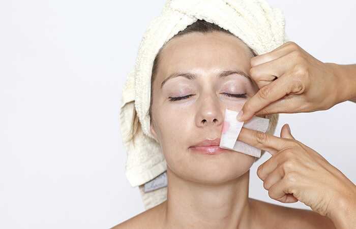 6 modi efficaci per rimuovere i peli facciali bianchi