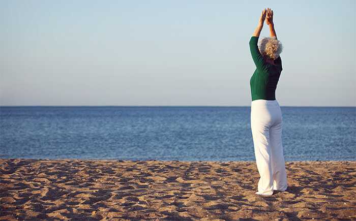 10 posizioni Yoga efficace per le donne oltre i 60 anni