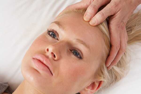 Come sbarazzarsi di caduta dei capelli Utilizzando l'acupressura - una guida passo passo