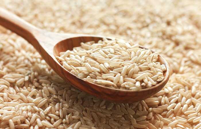 27 benefici incredibili di riso bruno per la pelle, i capelli e la salute