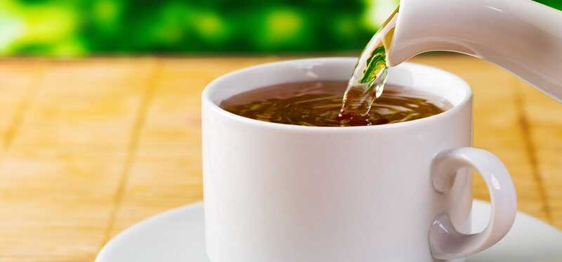 10 benefici per la salute e gli effetti collaterali del tè di Burdock