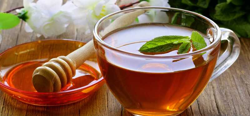 9 benefici di bellezza del tè di balsamo di limone
