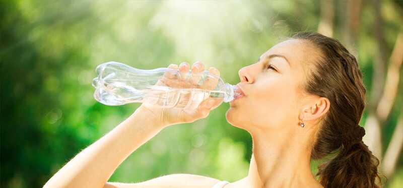 10 vantaggi sanitari eccezionali di acqua minerale