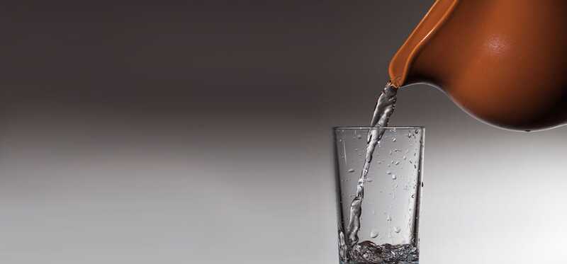 5 incredibili benefici per la salute di utilizzo dell'acqua di argilla