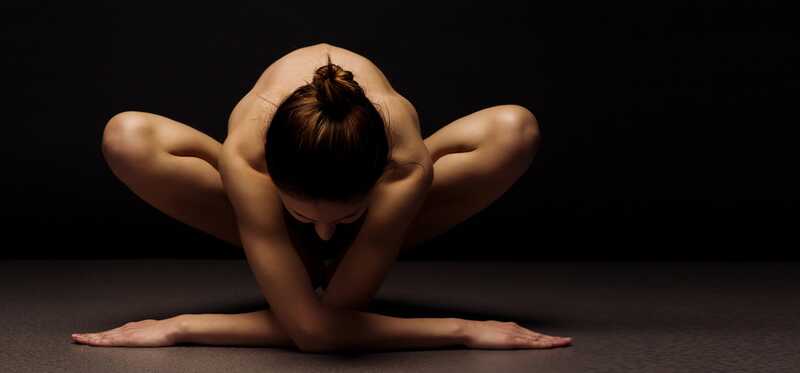 Che cos'è il yoga nudo e quali sono i suoi vantaggi?
