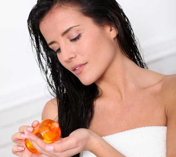 Come sfilare le tue serrature con un massaggio da olio caldo per prevenire la perdita dei capelli