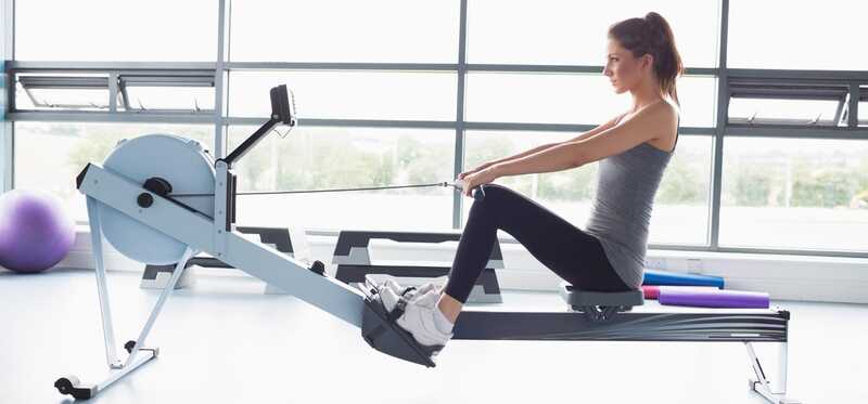 12 vantaggi incredibili degli esercizi di Rowing Machine per rafforzare il tuo corpo