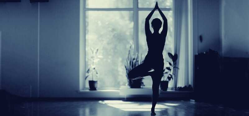 15 semplici consigli per la pratica dello yoga a casa