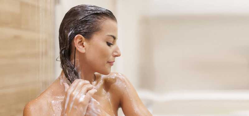 6 semplici passaggi per lavare i capelli con lo shampoo
