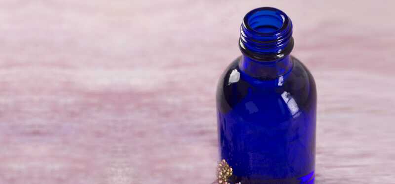 10 vantaggi sanitari eccezionali e gli usi dell'olio essenziale di Marjoram