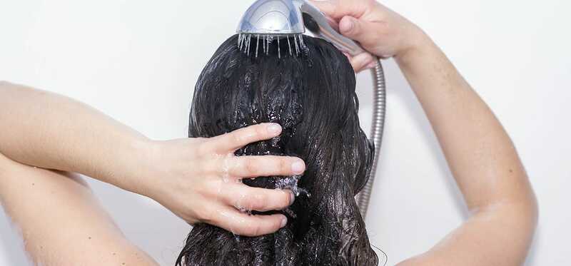 Quali sono gli effetti dell'uso dell'acqua dura sui capelli?