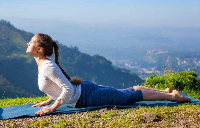24 Easy Asana Yoga che curerà rapidamente il tuo dolore alla schiena