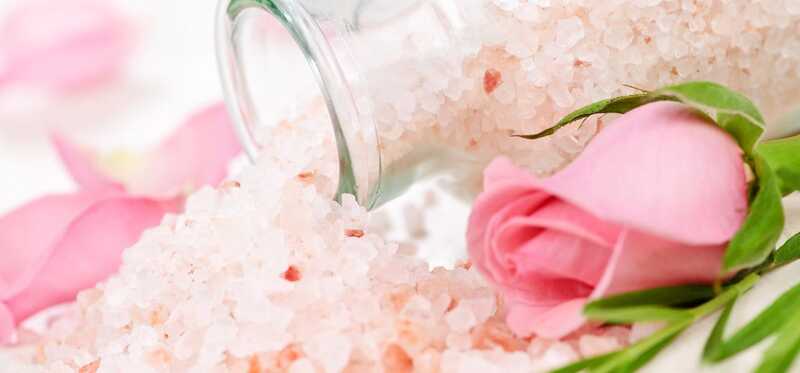 12 migliori benefici del sale Epsom per la pelle, i capelli e la salute