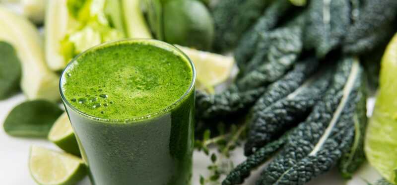 9 migliori benefici del Kale Juice per la pelle, i capelli e la salute