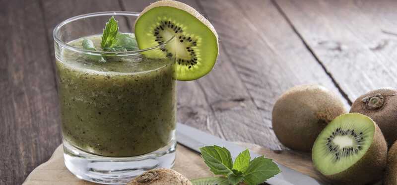 8 vantaggi incredibili di succo di kiwi per la pelle, i capelli e la salute
