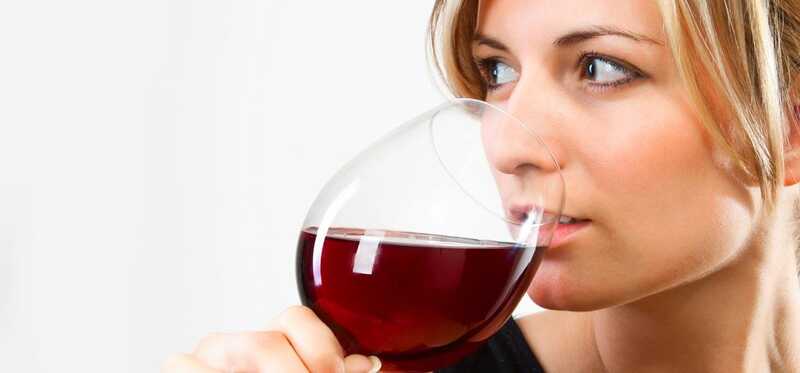 5 benefici incredibili di vino rosso per anti invecchiamento