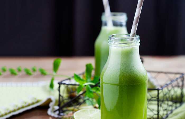 12 migliori benefici del succo di spinaci (Palak Ka Ras) per la pelle, i capelli e la salute