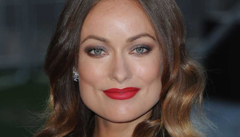 Smoky oči a červené pery tutorial: tipy celebrity makeup umelca
