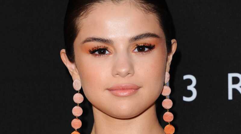 Apariencia de maquillaje de famosos: sombras de ojos de color naranja, lápiz labial de tomate y más