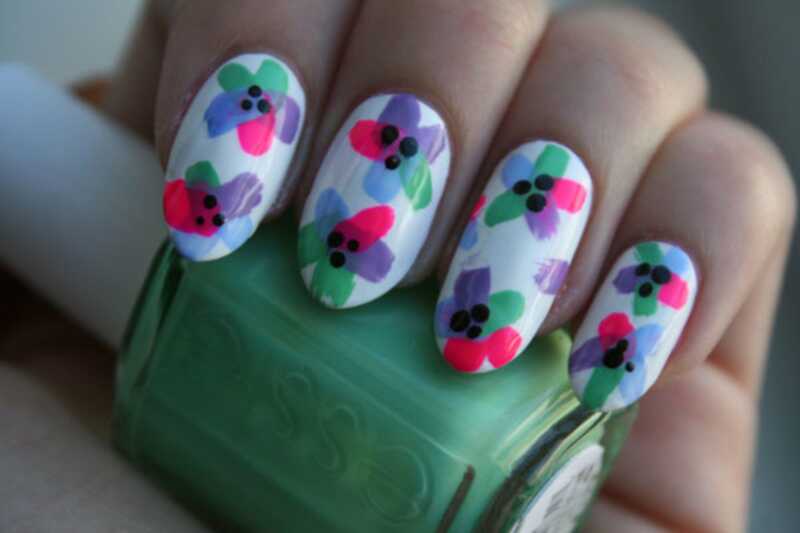 Încercați acest tutorial floral nail art pentru primăvară