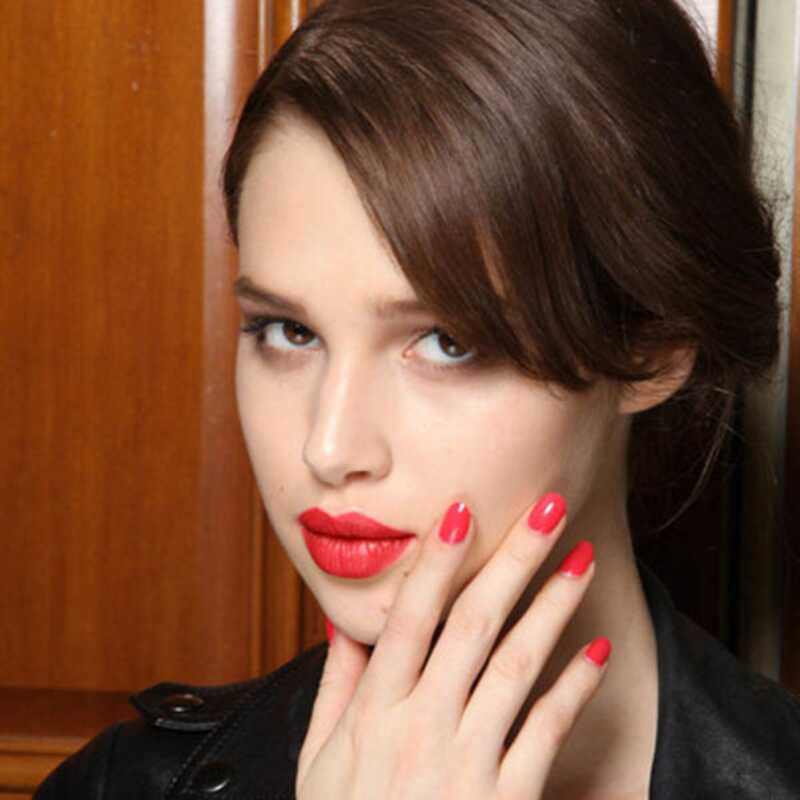 Dior saka, ka tas ir labi, lai jūsu lūpu krāsa atbilstu jūsu nagu laka pavasarim