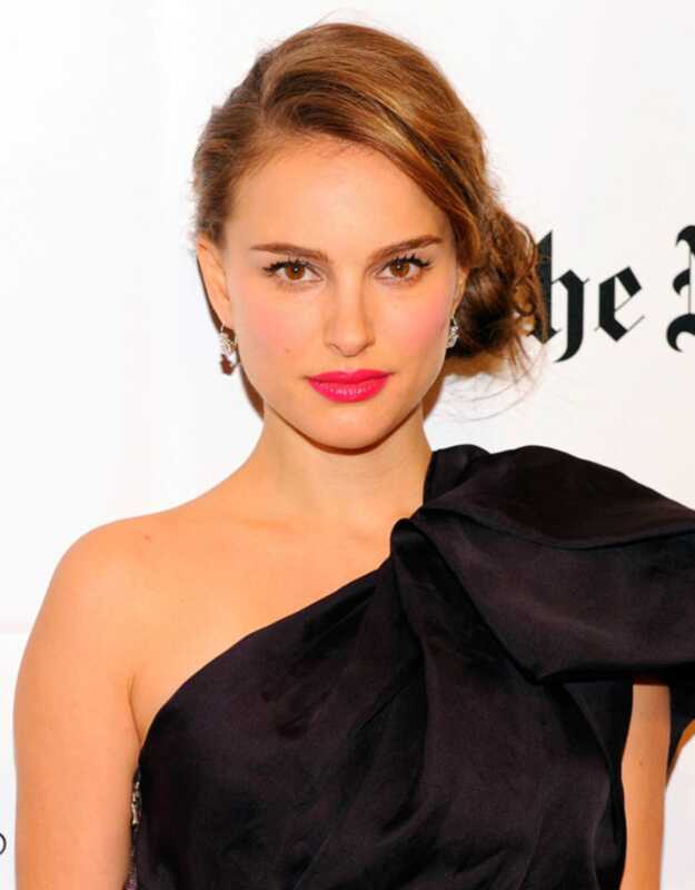Natalie Portmans sida bun och fuchsia läppar är det perfekta partiet utseende