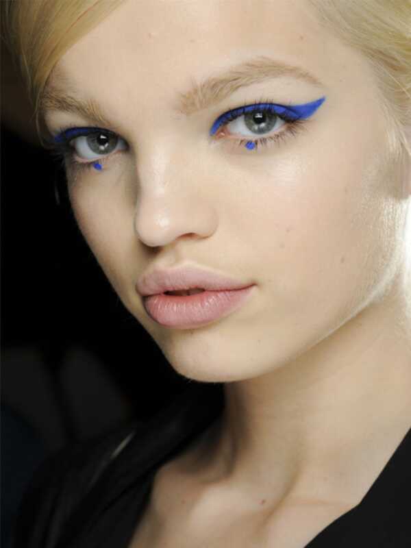 Сина око шминка се појавува како голем тренд за гледање