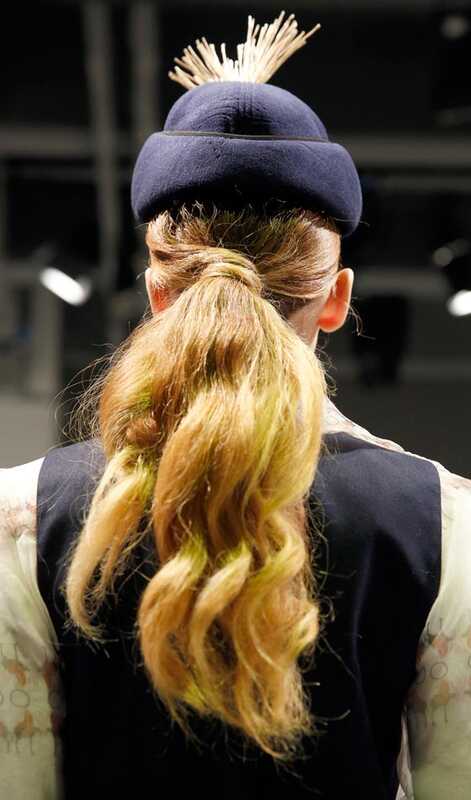 5 gaya rambut ponytail panjang yang dalam