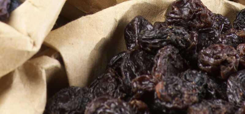 8 fantastiske fordeler med Black Raisins for hud, hår og helse