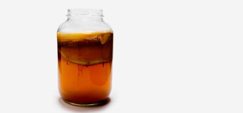 Vislabākie 10 labākie Kombucha tējas ieguvumi veselībai