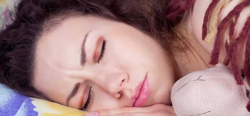 Hvad forårsager faldende følelse mens du sover?