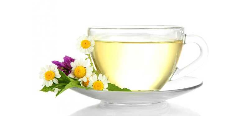 19 úžasných prínosov bylinného čaju na pokožku, vlasy a zdravie