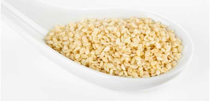 29 úžasné výhody sezamových semien (Til) pre pokožku a zdravie
